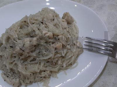 Funchosa su vištienos krūtinėle grietinės padaže pagrindine nuotrauka