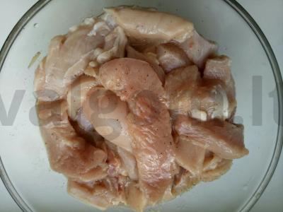 Švelni kalakutiena su daržovėmis ir graikiniais riešutais Žingsnis 1