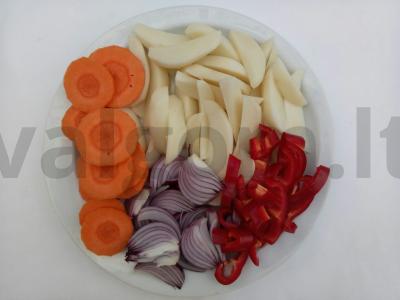 Švelni kalakutiena su daržovėmis ir graikiniais riešutais Žingsnis 2