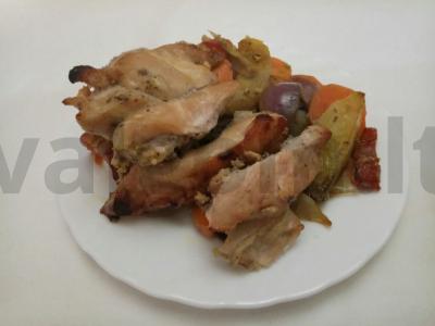 Švelni kalakutiena su daržovėmis ir graikiniais riešutais pagrindine nuotrauka