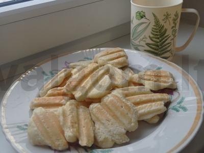 Kokosų sausainiai ant grotelių pagrindine nuotrauka