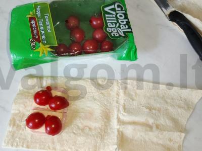 Kreminiai vyniotiniai su sūriu, kumpiu ir vyšniniais pomidorais Žingsnis 3