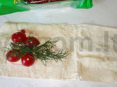 Kreminiai vyniotiniai su sūriu, kumpiu ir vyšniniais pomidorais Žingsnis 4