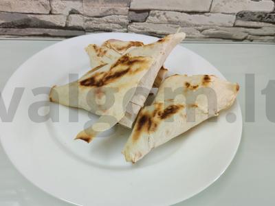 Kreminiai vyniotiniai su sūriu, kumpiu ir vyšniniais pomidorais pagrindine nuotrauka