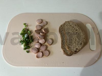 Krustingas skrebutis su žolelėmis ir lydytu sūriu „Liebendorf“ Žingsnis 2