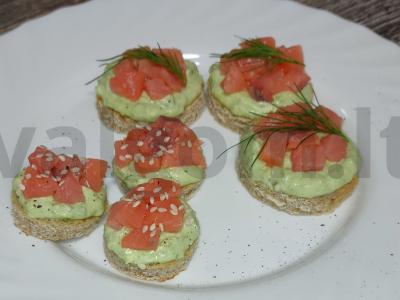 Užkandžių sumuštiniai su upėtakiu ir avokadų kremu pagrindine nuotrauka