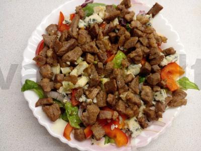 Salotas su jautiena ir granatais pagrindine nuotrauka