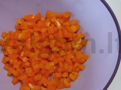 Salotas „Ryškus“ su krabų lazdelėmis ir raudonaisiais pupelėmis Žingsnis 1