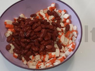 Salotas „Ryškus“ su krabų lazdelėmis ir raudonaisiais pupelėmis Žingsnis 3