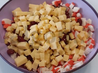 Salotas „Ryškus“ su krabų lazdelėmis ir raudonaisiais pupelėmis Žingsnis 4