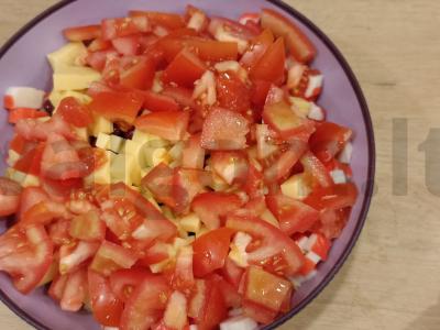 Salotas „Ryškus“ su krabų lazdelėmis ir raudonaisiais pupelėmis Žingsnis 5