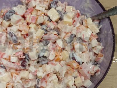 Salotas „Ryškus“ su krabų lazdelėmis ir raudonaisiais pupelėmis pagrindine nuotrauka