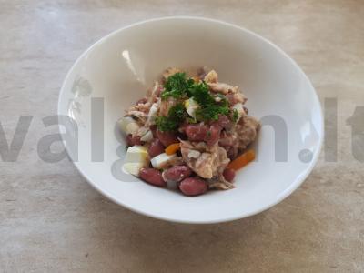 Skumbrijos ir pupelių salotos pagrindine nuotrauka