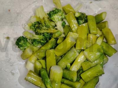 Jūros gėrybių salotos su ančiuviais ir daržovėmis Žingsnis 3