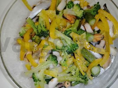 Jūros gėrybių salotos su ančiuviais ir daržovėmis pagrindine nuotrauka