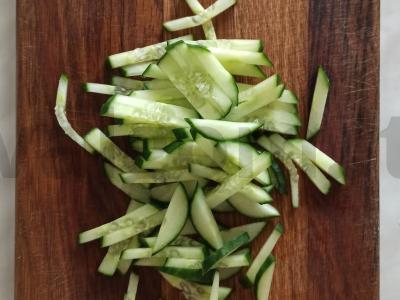 Lengvas ir švelnus salotas su funchoza Žingsnis 1