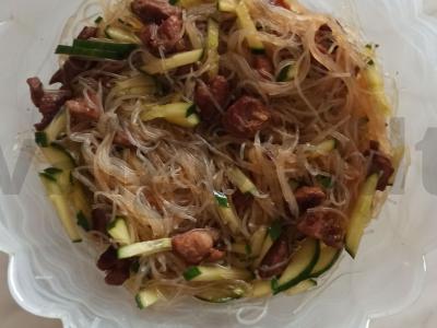 Lengvas ir švelnus salotas su funchoza pagrindine nuotrauka