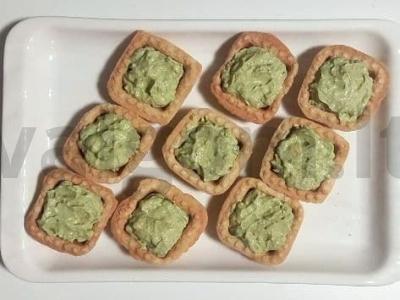 Dietinės tartaletės su krevetėmis, avokadu ir migdolų drožlėmis Žingsnis 1