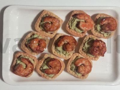 Dietinės tartaletės su krevetėmis, avokadu ir migdolų drožlėmis pagrindine nuotrauka