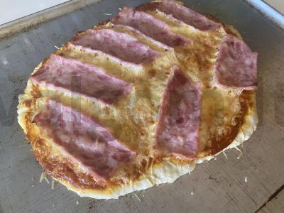 Auksinė pica su kumpiu ir sūriu pagrindine nuotrauka