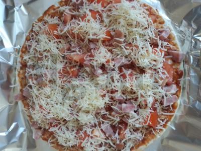 Namų pica su paruošta baze pagrindine nuotrauka