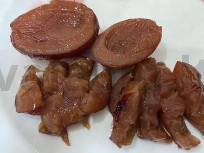 Jogurtas su konservuotomis vyšniomis, slyvomis ir oro kukurūzais Žingsnis 1