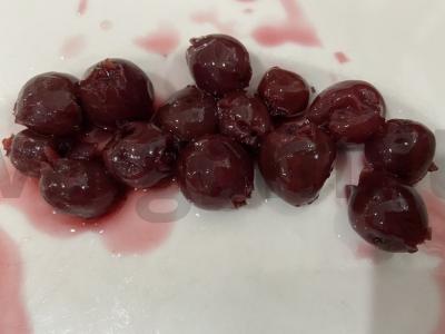 Jogurtas su konservuotomis vyšniomis, slyvomis ir oro kukurūzais Žingsnis 2