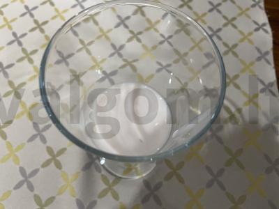 Jogurtas su konservuotomis vyšniomis, slyvomis ir oro kukurūzais Žingsnis 3