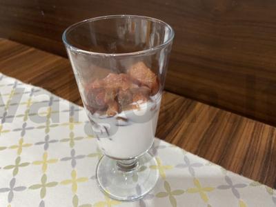 Jogurtas su konservuotomis vyšniomis, slyvomis ir oro kukurūzais Žingsnis 4