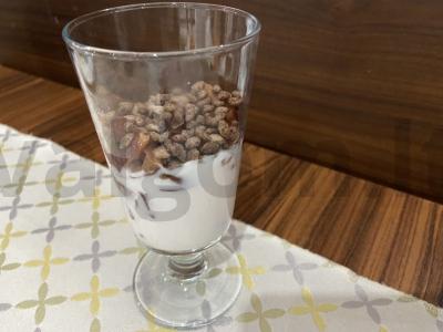 Jogurtas su konservuotomis vyšniomis, slyvomis ir oro kukurūzais Žingsnis 5