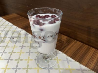 Jogurtas su konservuotomis vyšniomis, slyvomis ir oro kukurūzais Žingsnis 7