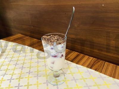 Jogurtas su konservuotomis vyšniomis, slyvomis ir oro kukurūzais pagrindine nuotrauka