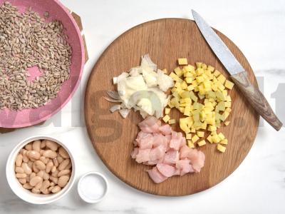 Neįprastas salotas su kalakutienos filė ir rūkytomis skumbrėmis Žingsnis 1