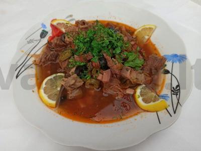 Greita solianka su įvairiais mėsos tipais ir alyvuogėmis pagrindine nuotrauka