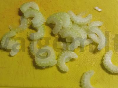 Salotos iš salierų, daržovių ir žolelių Žingsnis 1