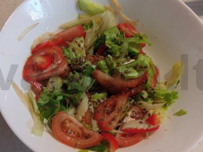 Salotos iš salierų, daržovių ir žolelių pagrindine nuotrauka