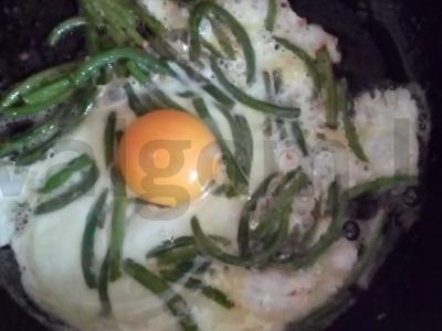 Kiaušinienė su česnako lapeliais ir sviestu Žingsnis 3