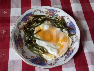 Kiaušinienė su česnako lapeliais ir sviestu pagrindine nuotrauka