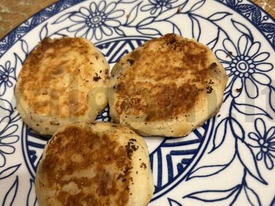 Sūrio blynai su razinomis pagrindine nuotrauka