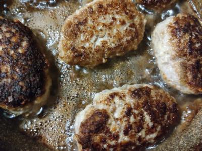 Švelnios kiaulienos kotletai su prieskoniais Žingsnis 3