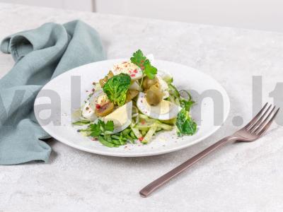 Salotos su rūgštynėmis, kiaušiniu ir agurku pagrindine nuotrauka