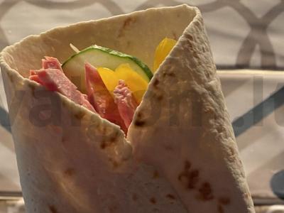 Namų šašlykinė su dešra ir daržovėmis pagrindine nuotrauka