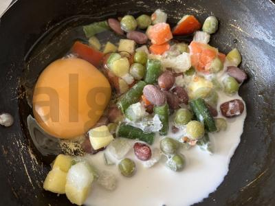 Kiaušinių omletas su grietinėlėmis ir daržovėmis Žingsnis 2