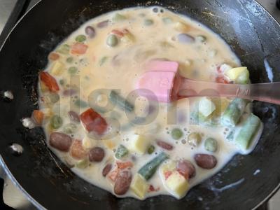 Kiaušinių omletas su grietinėlėmis ir daržovėmis Žingsnis 3