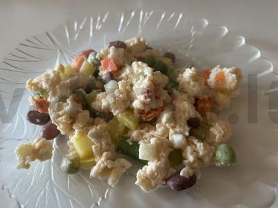 Kiaušinių omletas su grietinėlėmis ir daržovėmis pagrindine nuotrauka