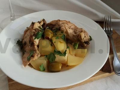 Troškintas triušis su bulvėmis, svogūnais ir vynu pagrindine nuotrauka