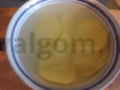 Bulvių traškučiai su rūkytomis paprika oro grilyje Žingsnis 1