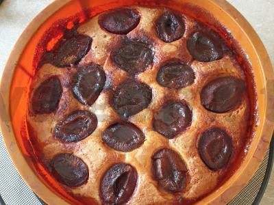 Rudų slyvų pyragas pagrindine nuotrauka