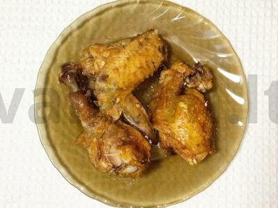 Skani vištiena su riešutais ir granatais pagrindine nuotrauka