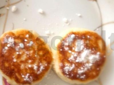 Sūrio blynai su cukraus pudra pagrindine nuotrauka